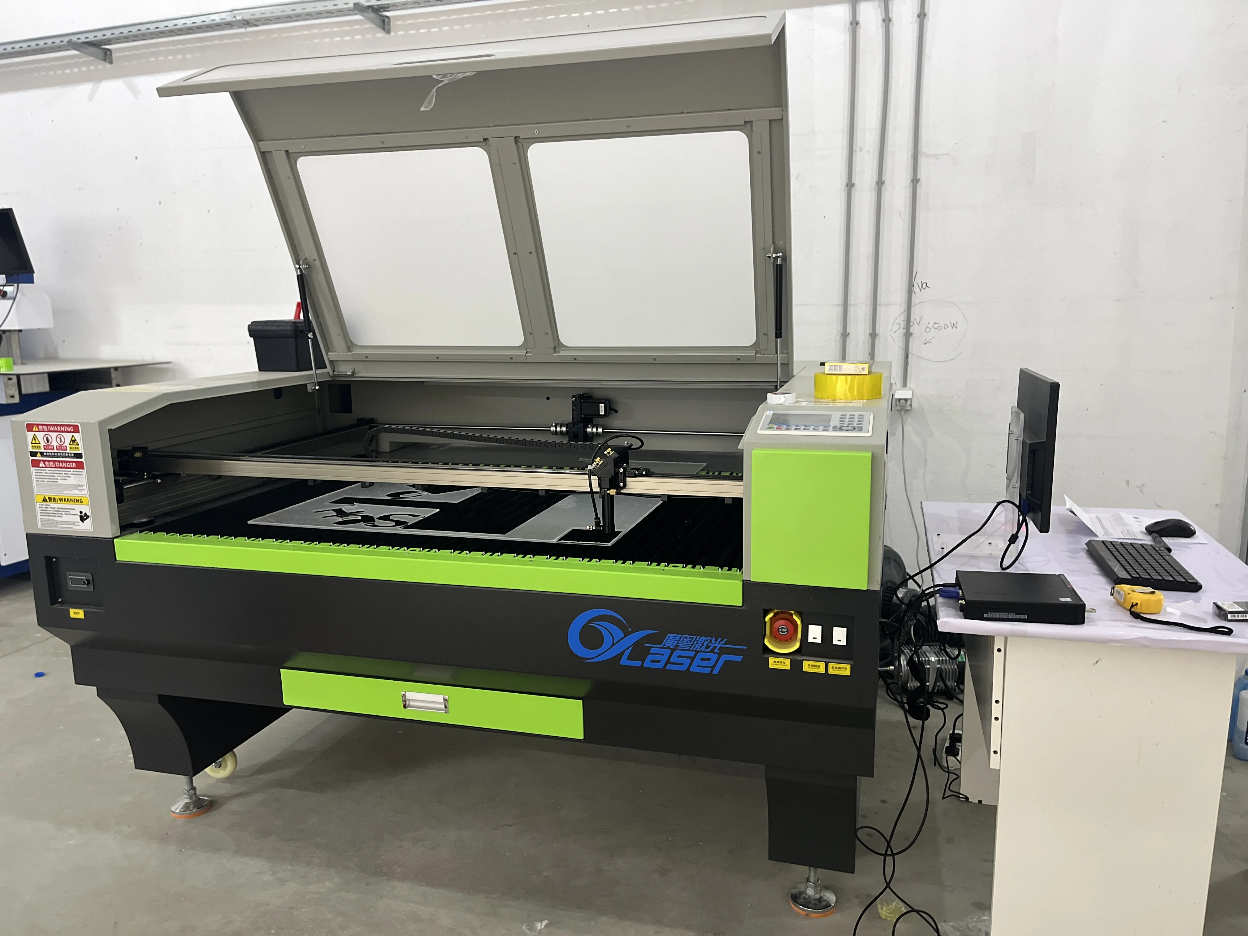 CO₂ Laser Cutting Machine